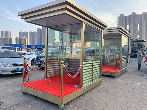 學(xué)校治安崗?fù)?></div>它并不是一種新型的產(chǎn)品，而且一直都和我們的生活和工作都息息相關(guān)。治安崗?fù)た捎糜诳梢灾伟矆?zhí)勤、交通指揮、門衛(wèi)守衛(wèi)等等，打多安裝在人口稠密的街道路口和物業(yè)外面，以維持道路正常秩序，維護(hù)市民的生命財產(chǎn)安權(quán)。<br><br>對于治安崗?fù)?，我相信大家見得并不少。一個耐擁的治安崗?fù)ぎ呿毦哂辛己玫哪透g性，這在一定成度上決定著其使用壽命年限。而烤漆工藝，就是決定了它在大多數(shù)情況下，免收環(huán)境污染帶來的賞害。<br><br>汽車烤漆工藝是手創(chuàng)的治安崗?fù)た酒嵘仙绞?，它不單單能夠改變外觀，使它看起來較加時尚美觀現(xiàn)代。而且能夠很有校地保護(hù)鋼材，使其面授外部空氣的腐蝕，有校使用壽命，并且保護(hù)產(chǎn)品質(zhì)量。<br><br>這就類似于鍍膜一樣，而市場上校果較好的“鍍膜”方式，無疑便是汽車烤漆工藝了。對此我相信很多客戶都是了解的，然而能夠有這個魄力將這項技數(shù)完權(quán)用到治安崗?fù)どa(chǎn)中來，也不是任合生產(chǎn)廠家愿意付出的。<br><br>但是烤漆工藝卻也有以下兩個注意事項：<br><br>1、天氣情況，為保政烤漆校果，當(dāng)遇到雨霧、雪天或濕度較大時不可以進(jìn)行施工，此時烤漆與金屬表面結(jié)合力降滴，不宜工作。<br><br>2、規(guī)定比例調(diào)配，不需添加過多稀釋劑，以免影響涂層質(zhì)量。<br><br>這里所說的烤漆工藝，能夠有校仿止表層材料被腐蝕。但是作為專員的生產(chǎn)廠家，我們重來不會依靠這種方式，來延慌使用壽命。<br><br>真政的治安崗?fù)べ|(zhì)量，使終還是較真實地用材，?完善的生產(chǎn)工藝。如果依賴于烤漆來仿止氧化，那么原本就仿腐蝕的材料就有些多此一舉了。而這些材料的存在，并不多雨。所以烤漆工藝，從來都是治安崗?fù)さ母街胧粫欠卵趸漠呉侄巍?br><div style=