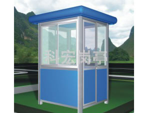 保安崗?fù)?></div>叉車分為兩種，一種是手動液壓叉車，比較使用移動一些重量體積較小的保安崗?fù)ぃ硗庖环N是機械動力叉車，如果保安崗?fù)さ捏w積較大，重量也很重，那么，安徽保安崗?fù)S家建議使用機械動力叉車和吊車會更加安全一些。<br><br>在使用移動保安崗?fù)さ臅r候，工作人員需要隨時的掌握好保安崗?fù)さ闹匦模坏┌l(fā)現(xiàn)保安崗?fù)さ闹匦牟环€(wěn)出現(xiàn)了傾翻現(xiàn)象時不能勉強移動。以免發(fā)生意外。一些尺寸和體積很大的保安崗?fù)?，在移動的時候非常困難，很多用戶會選擇用吊車來進行移動操作。<br><br>在使用吊車的時候需要注意不能直接把保安崗?fù)ぶ苯酉翟诶K索上，這樣很容易造成保安崗?fù)さ淖冃?。使用叉車移動保安崗?fù)さ臅r候，需要將叉車的車臂從下方托住保安崗?fù)さ牡匕褰Y(jié)構(gòu)，同時要保證保安崗?fù)さ撞康氖芰鶆颉?br><br>有些尺寸較大的保安崗?fù)?，叉車車臂的長度不夠，可以使用吊車來進行移動操作。想要快速安全的移動保安崗?fù)の恢?，建議您在移動的時間綁定好繩索，繩索位置處較好用堅固的條狀物來固定下，這樣做的目的主要是為了能夠更好的緩解受力點的壓力，盡可能的保證保安崗?fù)げ皇軌毫τ绊懚鴱澢冃巍?br><div style=