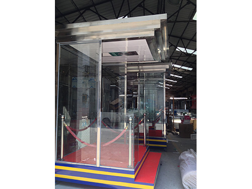 不銹鋼崗?fù)?></div>　　1、崗?fù)[放以及現(xiàn)場的空間數(shù)據(jù)大小<br><br>　　將崗?fù)し胖帽M量平整堅硬，崗?fù)ご笮∫曈玫卮笮《?，有些收費亭一般會有安全島，崗?fù)ご笮”仨毿∮诎踩珝u。 對于一些地下車庫，柱子的高度將受到限制。<br><br>　　2、崗?fù)さ挠猛?br><br>　　使用的崗?fù)ご蠖嗍潜０驳穆氊?zé)，所以有必要考慮室內(nèi)的桌椅，會有一些人在這個辦公室等問題。<br><br>　　3、與其它周圍建筑物的比例<br><br>　　崗?fù)こ叽缱詈媚芘c周邊建筑協(xié)調(diào)發(fā)展一致，不要顯得格格不入，就像我們一個具有很大的廣場，你放一個問題特別小的崗?fù)ぃ阏J(rèn)為可以這樣很不錯很搭配嗎<br><br>　　4、運輸<br><br>　　由于攤位是預(yù)先在工廠完成，焊接攤位是一個整體，而不是現(xiàn)場組裝，因此有必要考慮道路運輸寬度和高度極限的限制。<br><br>　　5、材質(zhì)的要求<br><br>　　因為不同的材質(zhì)以及可能我們就要發(fā)展要求進(jìn)行不同的尺寸，有些材質(zhì)的崗?fù)ぞ褪切〉谋容^具有美觀，但是你又堅持大尺寸的，又與周邊的建筑不搭配又有什么用呢。<br><br>
	</div>

    <div style=