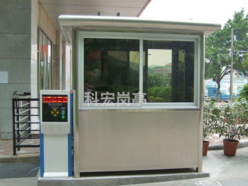 不銹鋼治安崗?fù)?></div>　　小型治安崗?fù)さ拿娣e一般在2-8米不等;大型的治安崗?fù)っ娣e一般在8-25M2不等。小型治安崗?fù)さ男螤钜话銥閳A型或者六邊型;大型治安崗?fù)ひ话銥榧b箱式的崗?fù)?。治安崗?fù)さ淖饔梦覀兇蠹叶剂私?，它多是用于街道治安管理處，它雖然比較小，但是它卻給我們解決了很多問題，也給防止了很多不必要的惡性事故發(fā)生。今天我們來看看治安崗?fù)さ陌惭b過程，怎么去設(shè)計它的隔音呢?<br><br>　　治安崗?fù)そㄔO(shè)位置一般都是在比較吵鬧的地方，比如工廠大門口、寫字樓門口、小區(qū)門口等等地方，而且基本上治安崗?fù)ざ际窃趹敉庾鳂I(yè)的，因此我們治安崗?fù)さ牟牧?，質(zhì)量和牢固性問題解決了，我們還需要注意保安崗?fù)さ母粢粼O(shè)計，必須要保證亭內(nèi)工作人員能夠清楚的了解亭外一切，同時還必須要有個安靜的工作環(huán)境，因此隔音設(shè)計非常重要。<br><br>　　如果讓治安崗?fù)て鸬礁粢粜Ч?？崗?fù)S家從設(shè)計原理方面就開始著手了，依據(jù)房屋設(shè)計原理來設(shè)計的，一般的治安崗?fù)ゎ愃朴诖u、瓦原理，而集裝箱式治安崗?fù)t類似于鋼筋、水泥原理。治安崗?fù)び射摻Y(jié)構(gòu)龍骨、內(nèi)襯保溫板、復(fù)合板、外用彩鋼板、不銹鋼等組成，因此它具有很好的隔音效果。<br><br>　　治安崗?fù)げ捎媚K化結(jié)構(gòu)，由鋼結(jié)構(gòu)龍骨、外用彩鋼板、不銹鋼、內(nèi)襯保溫板、復(fù)合板等組成，環(huán)保、無毒。具有良好的密封性、防火、防水、隔音、隔熱等功能。為了隔音效果好我們窗戶還可以選擇真空玻璃，夾膠玻璃，或者中空玻璃。<br><div style=