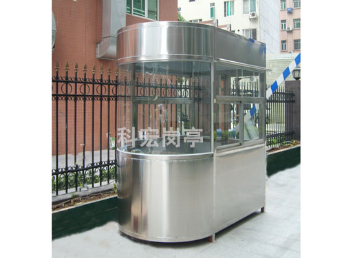 不銹鋼治安崗?fù)?></div>我們都知道這種崗?fù)げ牧峡赡芟鄬碚f會有些單調(diào)的感覺，但是客戶在使用的過程中想要追求那種美感，所以一般會使用噴漆來給崗?fù)ど仙喜煌念伾珌硎褂每蛻舻氖褂谩?br><br>不銹鋼材質(zhì)制作的崗?fù)ゎ伾容^單調(diào)，很多用戶為了追求美感會選擇用噴涂工藝來給崗?fù)ど仙仙话闶怯脕礤兡?，在不銹鋼治安崗?fù)さ慕Y(jié)構(gòu)表層形成一種隱形保護膜。<br><br>這也就是我們上面提到的，這層特有的隱形保護膜我們使用肉眼一般是不會看到的，在圖層的時候還會通過改變保護膜的厚度、顏色來做出不同的改變，保證不會被破壞掉，同時對于強光紫外線也不會受到太大的影響。<br><br>其實這層保護膜主要還是用來防止腐蝕的，還可以延長它的使用壽命，但是也在一定程度上也會令崗?fù)r格發(fā)生一定的變化。我們在使用的過程中只需要盡量保證不銹鋼治安崗?fù)さ陌踩约纯?，如需維護清潔使用棉質(zhì)布料進行涂抹即可。<br><div style=