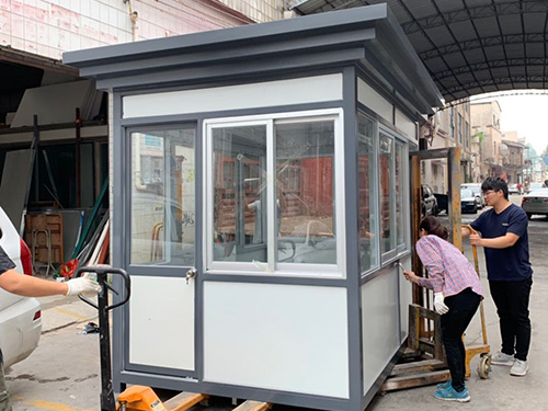 治安崗?fù)?></div>1、如果崗?fù)な遣讳P鋼崗?fù)?，可知其頂部設(shè)計(jì)是防水關(guān)鍵。尖頂?shù)牟讳P鋼崗?fù)け绕巾數(shù)牟讳P鋼崗?fù)じ菀着潘?，不容易頂部積水，因此可以減少漏水的概率。同理，治安崗?fù)さ捻敳吭O(shè)計(jì)也是一樣。<br><br>2、崗?fù)ぶ谱鞑馁|(zhì)影響防水性能。在多雨的南方可以選擇多彩瓦材質(zhì)制作的治安崗?fù)?，這種治安崗?fù)こ朔浪馗魺岱篮刃阅芤彩潜容^突出。并且大部分彩瓦制作的治安崗?fù)ざ际羌忭斣O(shè)計(jì)。此外，鋁塑板制作的崗?fù)ぁ⒉输撝谱鞯膷復(fù)ひ彩呛芎玫摹?br><br>3、另外，治安崗?fù)さ脑O(shè)計(jì)，制作工藝等也會影響治安崗?fù)さ馁|(zhì)量和防水性能 ，在選擇治安崗?fù)さ臅r(shí)候，記得要好好挑選哦！<br>?<br></div>
	</div>

    <div style=