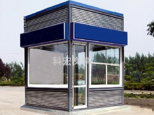 ?高速收費(fèi)站崗?fù)?></div>1、易裝貼，易清潔，耐摩擦，無(wú)需特殊維護(hù)；并經(jīng)濟(jì)實(shí)用，不褪色，不氣泡，使用時(shí)間長(zhǎng)。<br><br>2、阻隔99％以上的紫外線，充分享受陽(yáng)光的同時(shí)又能使亭內(nèi)的工作人員免受眩目和紫外線的侵?jǐn)_，增添舒適感。<br><br>3、單向透視性，可以保護(hù)收費(fèi)工作人員的隱私，增加財(cái)務(wù)及人身安全。&nbsp;<br><br>4、有效防止玻璃破損造成對(duì)高速公路收費(fèi)亭里面的工作人員傷害，保護(hù)生命財(cái)產(chǎn)安全。&nbsp;<br><br>以上就是高速收費(fèi)亭玻璃貼膜的4個(gè)好處了。貼膜是個(gè)技術(shù)活，首先要求清潔玻璃表面的灰塵和砂礫；擦拭玻璃時(shí)，由于需用水除塵、潤(rùn)滑，防止水漏進(jìn)亭內(nèi)及電控系統(tǒng)。<br><div style=