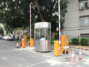 移動(dòng)崗?fù)?></div>　　1.移動(dòng)崗?fù)ぐ宀脑胶?，需要的彎曲力越大，隨著板材厚度的增加，彎曲時(shí)對(duì)彎曲設(shè)備的強(qiáng)度要求也越大，因?yàn)椴讳P鋼的導(dǎo)熱性比普通低碳鋼差，延伸率也更低，導(dǎo)致需要的變形力更大。<br><br>　　2.移動(dòng)崗?fù)さ睦鞆?qiáng)度越大，伸長(zhǎng)率越小。所需彎曲力越大，彎曲角度越大，但與同厚度的碳鋼板相比，彎曲角度越大。因此，要特別注意這一點(diǎn)，否則，工件的強(qiáng)度會(huì)受到彎曲裂紋的影響。<br><br>　　3.在移動(dòng)崗?fù)ぐ搴穸葘?duì)應(yīng)彎曲半徑的情況下，根據(jù)經(jīng)驗(yàn)，一個(gè)彎曲工件的開口尺寸為右邊緣正負(fù)兩個(gè)板厚，完全可以滿足規(guī)劃精度要求，根據(jù)經(jīng)驗(yàn)公式核算開口量可以簡(jiǎn)化核算過(guò)程，大大提高生產(chǎn)動(dòng)力。<br><br>　　移動(dòng)崗?fù)さ膹澢鷱?qiáng)度越大，彈性回復(fù)越大。為了獲得彎曲件的90度視圖，壓制工具的視點(diǎn)越小。與碳鋼相比，奧氏體不銹鋼在彎曲過(guò)程中具有更大的彈性回復(fù)變形，因此壓制工具的觀點(diǎn)小于碳鋼。<br><div style=