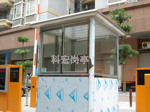 執(zhí)勤崗?fù)?></div>耐用性：執(zhí)勤崗?fù)ば枰?jīng)久耐用，能抵抗自然環(huán)境中的風(fēng)吹雨打和日曬，以及人為因素如碰撞、劃痕等。優(yōu)質(zhì)的不銹鋼、鋁合金等材料可以增強(qiáng)崗?fù)さ哪陀眯浴?br><br>安全性：執(zhí)勤崗?fù)さ慕Y(jié)構(gòu)應(yīng)穩(wěn)固安全，能夠承受自然災(zāi)害和突發(fā)事件的影響。同時(shí)，執(zhí)勤崗?fù)さ拈T窗、鎖具等配件也需要具備安全性能，防止外部非法入侵。<br><br>舒適性：執(zhí)勤崗?fù)?nèi)部空間應(yīng)寬敞舒適，滿足執(zhí)勤人員的工作和生活需要。同時(shí)，崗?fù)さ耐L(fēng)性、隔音性、隔熱性等性能也需要符合相關(guān)標(biāo)準(zhǔn)，保證執(zhí)勤人員的工作環(huán)境舒適。<br><br>便捷性：執(zhí)勤崗?fù)さ陌惭b和移動(dòng)需要方便快捷，便于執(zhí)勤人員快速布置和調(diào)整。同時(shí)，崗?fù)さ木S護(hù)和保養(yǎng)也需要簡單易行。<br><br>美觀性：執(zhí)勤崗?fù)さ耐庥^設(shè)計(jì)應(yīng)美觀大方，與周圍環(huán)境相協(xié)調(diào)，提升城市形象。同時(shí)，崗?fù)さ纳屎驮煨鸵残枰舷嚓P(guān)規(guī)定，避免與周圍環(huán)境產(chǎn)生沖突。<br><br>合規(guī)性：執(zhí)勤崗?fù)さ脑O(shè)計(jì)和制造需要符合國家和地方的相關(guān)標(biāo)準(zhǔn)和規(guī)定，如建筑安全、消防安全等。<br>
	</div>

    <div style=