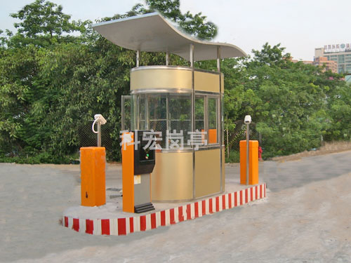 不銹鋼治安崗?fù)?></div>2、不銹鋼治安崗?fù)ね庥^美觀大方，設(shè)計(jì)感強(qiáng)，可以提升城市形象和公共安全形象。<br><br>3、不銹鋼治安崗?fù)?nèi)部配置可以根據(jù)需求進(jìn)行定制，可以安裝各種設(shè)備，滿足執(zhí)勤人員的工作需要。<br><br>4、不銹鋼治安崗?fù)ぞ哂辛己玫谋?、隔熱性能，能夠適應(yīng)各種惡劣環(huán)境下的使用需求。<br><br>5、不銹鋼治安崗?fù)ひ子谇鍧嵑途S護(hù)，不需要特殊的保養(yǎng)和護(hù)理。<br><br>二、缺點(diǎn)：<br><br>1.不銹鋼治安崗?fù)さ闹谱鞒杀鞠鄬?duì)較高，價(jià)格較為昂貴。<br><br>2.不銹鋼治安崗?fù)さ闹亓枯^大，需要專門的人員進(jìn)行安裝和移動(dòng)。<br><br>3.不銹鋼治安崗?fù)さ耐庥^顏色較為單一，無(wú)法滿足多樣化的設(shè)計(jì)需求。<br><br>4.不銹鋼治安崗?fù)さ膬?nèi)部空間較為狹小，可能會(huì)限制執(zhí)勤人員的活動(dòng)范圍和工作效率。<br><br>
	</div>

    <div style=