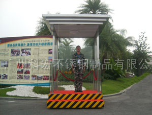 執(zhí)勤崗?fù)?></div>3、結(jié)構(gòu)與材料：<br>崗?fù)さ慕Y(jié)構(gòu)應(yīng)堅(jiān)固耐用，能夠抵御惡劣天氣和環(huán)境條件。常見的材料包括鋼結(jié)構(gòu)、鍍鋅板等。<br>崗?fù)さ牡撞靠梢园惭b移動(dòng)輪，便于近距離的移動(dòng)。對于遠(yuǎn)距離移動(dòng)，可以使用叉車、吊車等設(shè)備。<br><br>4、內(nèi)部設(shè)施：<br>內(nèi)部應(yīng)配備基本的辦公設(shè)施，如桌椅、照明、空調(diào)等，以確保工作人員的舒適和便利。<br>對于較大的崗?fù)?，還可以設(shè)置休息室、衛(wèi)生間等設(shè)施。<br><br>5、安全性與便利性：<br>崗?fù)?yīng)具備良好的通風(fēng)和采光條件，以確保工作人員的舒適度和健康。<br>崗?fù)?yīng)配備必要的通訊設(shè)備和監(jiān)控設(shè)備，以便及時(shí)與其他部門或人員溝通，并監(jiān)控周圍環(huán)境的安全狀況。<br><br>6、環(huán)保與節(jié)能：<br>在設(shè)計(jì)過程中應(yīng)考慮環(huán)保和節(jié)能因素，選擇環(huán)保材料，優(yōu)化崗?fù)さ哪茉蠢眯省?br><br>
	</div>

    <div style=