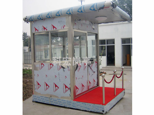 保安崗?fù)?></div>②商業(yè)建筑：<br>保安崗?fù)ぴO(shè)置在商業(yè)建筑的入口處，用于監(jiān)控和管理進(jìn)出人員，維護(hù)商業(yè)建筑的安全和秩序。<br>崗?fù)さ拇嬖谀軌虮Ｕ仙虡I(yè)活動的正常進(jìn)行，為顧客提供一個安全、有序的購物環(huán)境。<br><br>③工業(yè)園區(qū)：<br>保安崗?fù)ぴO(shè)置在工業(yè)園區(qū)的入口處，用于監(jiān)控和管理進(jìn)出車輛和人員，確保園區(qū)的安全和秩序。<br>崗?fù)さ脑O(shè)立有助于維護(hù)工業(yè)園區(qū)的正常運(yùn)營，保護(hù)企業(yè)財產(chǎn)和員工安全。<br><br>④學(xué)校和大學(xué)：<br>保安崗?fù)ぴO(shè)置在學(xué)校和大學(xué)的入口處，用于管理和監(jiān)控學(xué)生和訪客的進(jìn)出，維護(hù)校園的安全。<br>崗?fù)げ粌H有助于維護(hù)校園秩序，還能為學(xué)生提供一個安全、和諧的學(xué)習(xí)環(huán)境。<br><br>⑤公共場所：<br>保安崗?fù)た梢栽O(shè)置在公園、廣場、車站等公共場所，用于監(jiān)控和管理人員的進(jìn)出，維護(hù)公共場所的安全和秩序。<br>崗?fù)ぴ谶@些場所中起到重要的安全管理作用，確保公眾活動的順利進(jìn)行。<br><br>⑥工地和建筑現(xiàn)場：<br>保安崗?fù)ぴO(shè)置在工地和建筑現(xiàn)場，用于監(jiān)控和管理進(jìn)出人員和車輛，確保工地和建筑現(xiàn)場的安全。<br>崗?fù)さ拇嬖谟兄诜乐刮唇?jīng)授權(quán)的人員進(jìn)入現(xiàn)場，保障施工安全和進(jìn)度。<br><br>⑦政府機(jī)關(guān)和軍事基地：<br>保安崗?fù)た梢栽O(shè)置在政府機(jī)關(guān)和軍事基地的入口處，用于管理和監(jiān)控進(jìn)出人員和車輛，維護(hù)機(jī)關(guān)和基地的安全。<br>在這些高度敏感的場所中，崗?fù)さ脑O(shè)立對于保障國家安全和機(jī)密具有重要意義。<br><br>⑧其他需要安全管理和監(jiān)控的場所：<br>除了以上場景外，保安崗?fù)み€可以用于醫(yī)院、銀行、體育場館等其他需要安全管理和監(jiān)控的場所。<br>在這些場所中，崗?fù)つ軌蛱峁┍忝穹?wù)、增強(qiáng)服務(wù)功能、提高滿意度，并作為臨時指揮部或休息室等使用。<br><br>總之，保安崗?fù)ぴ诙鄠€領(lǐng)域和場所中發(fā)揮著重要作用，是維護(hù)公共安<br><br>
	</div>

    <div style=