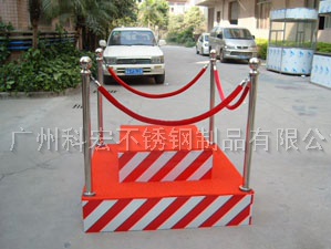 站崗崗?fù)?></div>2、監(jiān)控管理：崗?fù)?nèi)通常配備有監(jiān)控設(shè)備、通訊設(shè)備等，便于執(zhí)勤人員實時監(jiān)控周圍環(huán)境，及時響應(yīng)和處理突發(fā)情況，提高管理效率。<br><br>3、形象展示：站崗崗?fù)ぷ鳛楣矆鏊囊徊糠郑湓O(shè)計和布置也反映了該場所的形象和管理水平。整潔、規(guī)范的崗?fù)つ軌蛱嵘龍鏊恼w形象，增強公眾的安全感和信任感。<br><br>4、功能多樣：根據(jù)不同的使用需求，站崗崗?fù)た梢远ㄖ撇煌墓δ芎团渲?，如增加儲物空間、休息區(qū)域、衛(wèi)生間等，以滿足執(zhí)勤人員的日常需求。<br><br>5、材料耐用：站崗崗?fù)ひ话悴捎脠怨棠陀玫牟牧辖ㄔ?，如金屬框架、鋼化玻璃、防腐木材等，以確保其長期使用不受損壞，并能在各種惡劣環(huán)境下保持穩(wěn)定的性能。<br><br>6、便于移動和安裝：部分站崗崗?fù)げ捎媚K化設(shè)計，便于運輸、安裝和拆卸。這種設(shè)計使得崗?fù)た梢愿鶕?jù)實際需要快速部署到不同的位置，提高了使用的靈活性和便捷性。<br><br>7、節(jié)能環(huán)保：隨著環(huán)保意識的提高，現(xiàn)代站崗崗?fù)ぴ谠O(shè)計時也注重節(jié)能環(huán)保。例如，采用節(jié)能燈具、太陽能供電系統(tǒng)等措施，減少能源消耗和環(huán)境污染。<br>
	</div>

    <div style=