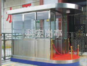 保安值班崗?fù)?></div>1、耐用性：崗?fù)ざ嗖捎脠?jiān)固耐用的材料建造，如金屬（不銹鋼、鋁合金等）、鋼化玻璃、優(yōu)質(zhì)塑料等，以抵御惡劣天氣和人為破壞。<br><br>2、靈活性：崗?fù)ぴO(shè)計(jì)靈活多樣，可根據(jù)實(shí)際需求定制大小、形狀和顏色，以適應(yīng)不同環(huán)境和場合。<br><br>3、功能性：內(nèi)部配備有必要的設(shè)施，如照明、空調(diào)（或取暖設(shè)備）、電源插座、通訊設(shè)備（對(duì)講機(jī)、電話等）、監(jiān)控顯示屏等，以確保保安人員能夠高效地完成工作。<br><br>4、安全性：崗?fù)そY(jié)構(gòu)穩(wěn)固，部分設(shè)計(jì)還包括防彈、防爆等特殊功能，以保護(hù)內(nèi)部人員安全。<br><br>5、易維護(hù)性：崗?fù)さ脑O(shè)計(jì)便于清潔和維護(hù)，以保持良<br><br><br>
	</div>

    <div style=