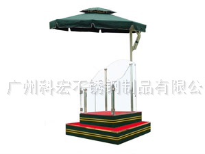 站崗?fù)?></div>下面，了解一下關(guān)于站崗?fù)ぴ诠矆鏊淖饔檬嵌喾矫娴模饕ㄒ韵聨讉€(gè)方面：<br><br>安全保障：站崗?fù)な枪矆鏊踩谰€的一部分，站崗人員通過站崗?fù)た梢愿行У乇O(jiān)控和巡邏周邊區(qū)域，及時(shí)發(fā)現(xiàn)并處理安全隱患，如可疑人員、異常行為等，從而保障公共場所的安全。<br><br>秩序維護(hù)：站崗?fù)ぷ鳛楣矆鏊囊粋€(gè)固定點(diǎn)，有助于維護(hù)該區(qū)域的秩序。站崗人員可以通過站崗?fù)?duì)人流、車流進(jìn)行引導(dǎo)和管理，確保公共場所的秩序井然，避免擁堵和混亂。<br><br>信息傳達(dá)：站崗?fù)ひ彩切畔鬟f的重要節(jié)點(diǎn)。站崗人員可以通過站崗?fù)?nèi)的通訊設(shè)備接收和傳達(dá)指令，及時(shí)響應(yīng)突發(fā)事件或緊急情況，確保信息的快速傳遞和有效處理。<br><br>服務(wù)提供：在一些公共場所，站崗?fù)み€承擔(dān)著提供服務(wù)的職責(zé)。例如，在旅游景點(diǎn)或大型活動(dòng)現(xiàn)場，站崗?fù)?nèi)可能設(shè)有咨詢臺(tái)或服務(wù)窗口，為游客或參與者提供信息咨詢、指引方向、緊急救助等服務(wù)。<br><br>形象展示：站崗?fù)ぷ鳛楣矆鏊囊徊糠郑湓O(shè)計(jì)和布置也反映了該場所的形象和風(fēng)貌。一個(gè)整潔、美觀、功能齊全的站崗?fù)つ軌蛱嵘矆鏊恼w形象，給人留下良好的印象。<br><br>心理威懾：站崗?fù)ぜ捌湔緧徣藛T的存在本身就對(duì)潛在的不法分子或不良行為構(gòu)成了一種心理威懾。這種威懾作用有助于減少違法犯罪行為的發(fā)生，維護(hù)公共場所的和諧穩(wěn)定。<br><br>
	</div>

    <div style=