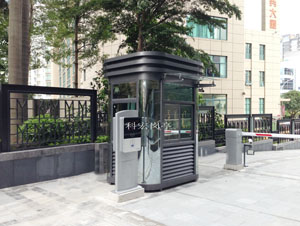 停車崗?fù)?></div>停車崗?fù)さ耐庥^設(shè)計(jì)要求主要涵蓋了材料選擇、色彩搭配、設(shè)計(jì)風(fēng)格以及與周圍環(huán)境的協(xié)調(diào)性等多個方面。以下是對這些要求的詳細(xì)歸納：<br><br>一、材料選擇<br><br>耐久性：崗?fù)さ膲w應(yīng)采用防火、防潮、防腐、耐久性好的建筑材料，如磚、混凝土板、工字鋼等，以確保崗?fù)つ軌蜷L期抵御各種自然環(huán)境和人為因素的侵蝕。<br><br>防水性：崗?fù)の蓓攽?yīng)選用防水、防腐的建筑材料，如防火巖棉、彩鋼板、鋁合金等，以防止雨水滲漏對崗?fù)?nèi)部造成損害。<br><br>二、色彩搭配<br><br>協(xié)調(diào)性：崗?fù)さ闹魃{(diào)應(yīng)與周圍環(huán)境相協(xié)調(diào)，色調(diào)應(yīng)柔和、和諧。墻面、屋頂和門窗等顏色應(yīng)一致、協(xié)調(diào)，不應(yīng)出現(xiàn)花哨、突兀的顏色，以保持整體的美觀性。<br><br>視覺效果：通過合理的色彩搭配，可以增強(qiáng)崗?fù)さ囊曈X效果，使其在停車場中更加醒目，便于司機(jī)和管理人員識別。<br><br>三、設(shè)計(jì)風(fēng)格<br><br>功能性：崗?fù)さ脑O(shè)計(jì)應(yīng)滿足實(shí)用性的要求，如寬敞明亮、通風(fēng)良好、采光充足等，以提供舒適的工作環(huán)境。同時，門窗應(yīng)設(shè)計(jì)合理、美觀大方、易開閉方便，便于管理人員日常操作。<br><br>美觀性：停車崗?fù)ぷ鳛橥＼噲龅囊徊糠郑渫庥^設(shè)計(jì)也應(yīng)具備一定的美觀性。可以根據(jù)停車場的整體風(fēng)格和周圍環(huán)境的特點(diǎn)，選擇簡約、歐式、現(xiàn)代或古樸等不同的設(shè)計(jì)風(fēng)格。例如，現(xiàn)代風(fēng)格的崗?fù)た梢圆捎昧骶€型設(shè)計(jì)和大面積玻璃幕墻，以增加時尚感和科技感；而古樸風(fēng)格的崗?fù)t可以采用木材和竹子等天然材料，與鄉(xiāng)村或田園景區(qū)等環(huán)境相融合。<br><br>四、與周圍環(huán)境的協(xié)調(diào)性<br><br>融入性：停車崗?fù)さ耐庥^設(shè)計(jì)應(yīng)充分考慮與周圍環(huán)境的協(xié)調(diào)性。例如，在古城保護(hù)區(qū)或公園等場所，崗?fù)さ脑O(shè)計(jì)應(yīng)尊重歷史和文化傳統(tǒng)，采用與周圍環(huán)境相協(xié)調(diào)的建筑材料和色彩搭配；在商業(yè)街區(qū)或現(xiàn)代城市廣場等場所，崗?fù)さ脑O(shè)計(jì)則應(yīng)注重時尚感和科技感，以體現(xiàn)現(xiàn)代城市的風(fēng)貌。<br><br>景觀性：通過合理的外觀設(shè)計(jì)，停車崗?fù)み€可以成為停車場中的一道亮麗風(fēng)景線。例如，可以在崗?fù)ろ敳吭O(shè)置太陽能儲能板等環(huán)保設(shè)施，既實(shí)用又美觀；還可以利用LED燈等照明設(shè)備增強(qiáng)崗?fù)さ囊归g視覺效果，提高停車場的整體照明水平。<br><br>
	</div>

    <div style=