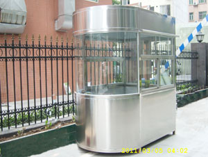 不銹鋼崗?fù)?></div>輕度劃傷<br>研磨拋光<br>使用合適的研磨工具：對于輕微的表面劃傷，可采用砂紙或研磨膏進(jìn)行研磨。一般先使用較粗粒度的砂紙，如 180 目 - 240 目，對劃傷部位進(jìn)行初步打磨，將明顯的劃痕磨平。然后逐漸更換為更細(xì)粒度的砂紙，如 400 目、600 目甚至 1000 目以上，進(jìn)行精細(xì)打磨，使表面更加光滑。<br>拋光處理：研磨完成后，使用拋光機(jī)和拋光蠟進(jìn)行拋光。將拋光蠟涂抹在拋光輪上，然后啟動(dòng)拋光機(jī)，以適當(dāng)?shù)霓D(zhuǎn)速對研磨后的表面進(jìn)行拋光，使不銹鋼表面恢復(fù)光澤，達(dá)到與周圍未劃傷區(qū)域一致的外觀效果。<br>化學(xué)拋光<br>選擇合適的化學(xué)拋光液：根據(jù)不銹鋼的材質(zhì)和劃傷情況，選擇專用的不銹鋼化學(xué)拋光液。將化學(xué)拋光液均勻涂抹在劃傷部位，讓其與不銹鋼表面發(fā)生化學(xué)反應(yīng)，溶解掉表面的微小凸起和劃痕，使表面變得光滑平整。<br>控制處理時(shí)間和溫度：化學(xué)拋光過程中，需要嚴(yán)格控制處理時(shí)間和溫度。一般來說，溫度在 40℃ - 60℃之間，處理時(shí)間根據(jù)劃傷程度和拋光液的性能而定，通常為 5 - 15 分鐘。處理完成后，用清水徹底沖洗干凈，并用干凈的布擦干。<br>中度劃傷<br>拉絲處理<br>確定拉絲方向：觀察崗?fù)ふw的外觀和線條，確定拉絲的方向，使其與崗?fù)さ恼w風(fēng)格相協(xié)調(diào)。一般來說，拉絲方向應(yīng)盡量與崗?fù)さ拈L軸方向或主要視覺方向一致。<br>使用拉絲設(shè)備：采用專用的拉絲機(jī)進(jìn)行處理。將不銹鋼崗?fù)す潭ㄔ诶z機(jī)上，選擇合適的拉絲輪和拉絲工藝參數(shù)。拉絲輪的粒度一般在 120 目 - 320 目之間，根據(jù)劃傷的深度和寬度進(jìn)行調(diào)整。啟動(dòng)拉絲機(jī)，使拉絲輪沿著確定的方向?qū)潅课贿M(jìn)行拉絲處理，通過拉絲輪與不銹鋼表面的摩擦，將劃傷痕跡掩蓋，形成均勻的拉絲紋理。<br>局部打磨與補(bǔ)漆<br>打磨劃傷區(qū)域：使用角磨機(jī)或手持打磨工具，安裝合適的打磨片，對劃傷部位進(jìn)行打磨。打磨時(shí)要注意控制打磨的力度和范圍，避免過度打磨導(dǎo)致表面變形或變薄。將劃傷部位打磨平整后，再用砂紙進(jìn)行精細(xì)打磨，使表面粗糙度達(dá)到合適的程度。<br>補(bǔ)漆處理：根據(jù)不銹鋼崗?fù)さ念伾?，選擇與之匹配的油漆。在打磨后的劃傷部位均勻地噴涂底漆，待底漆干燥后，再噴涂面漆。一般需要噴涂 2 - 3 層面漆，每層漆之間要等待足夠的干燥時(shí)間，以確保漆層的附著力和光澤度。<br>重度劃傷<br>焊接修補(bǔ)<br>準(zhǔn)備焊接材料和設(shè)備：根據(jù)不銹鋼的材質(zhì)，選擇合適的焊接材料，如不銹鋼焊條或焊絲。同時(shí)，準(zhǔn)備好相應(yīng)的焊接設(shè)備，如氬弧焊機(jī)。<br>焊接操作：將劃傷部位清理干凈，去除油污、灰塵等雜質(zhì)。然后使用氬弧焊機(jī)對劃傷進(jìn)行焊接修補(bǔ)，焊接時(shí)要控制好焊接電流、電壓和焊接速度，確保焊接質(zhì)量。焊接完成后，對焊接部位進(jìn)行打磨和拋光處理，使其與周圍表面平整一致。<br>更換受損部件<br>拆卸受損部件：如果劃傷非常嚴(yán)重，無法通過修復(fù)達(dá)到良好的效果，或者修復(fù)成本過高，可考慮更換受損的不銹鋼部件。使用合適的工具將受損部件從崗?fù)ど喜鹦断聛怼?br>安裝新部件：根據(jù)崗?fù)さ脑O(shè)計(jì)和尺寸，定制或選擇合適的新不銹鋼部件進(jìn)行安裝。安裝過程中要確保部件的安裝位置準(zhǔn)確無誤，連接牢固，然后對新部件的表面進(jìn)行必要的處理，使其與崗?fù)ふw外觀相匹配。<br>
	</div>

    <div style=