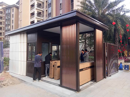 值班崗?fù)?></div>功能性<br>空間布局：根據(jù)值班人員的數(shù)量、工作設(shè)備和物品的擺放需求，合理設(shè)計(jì)崗?fù)さ膬?nèi)部空間。如設(shè)置桌椅、文件柜、電腦等設(shè)備的擺放位置，確保工作人員有足夠的操作空間和舒適的工作環(huán)境。<br>設(shè)備配置：根據(jù)工作需求配備相應(yīng)的設(shè)備，如空調(diào)、暖氣、照明系統(tǒng)、插座、風(fēng)扇等，以滿足不同季節(jié)和工作條件下的需求；同時(shí)，考慮安裝監(jiān)控系統(tǒng)、對(duì)講系統(tǒng)、報(bào)警裝置等安全設(shè)備，以保障值班人員的安全和對(duì)周邊環(huán)境的監(jiān)控。<br>通風(fēng)與采光：良好的通風(fēng)能保持崗?fù)?nèi)空氣清新，可設(shè)置通風(fēng)口或安裝排風(fēng)扇；充足的采光能提高工作效率，可采用大面積的窗戶或透光性好的材料，同時(shí)也要考慮遮陽(yáng)措施，避免陽(yáng)光直射影響工作。<br>外觀與環(huán)境協(xié)調(diào)性<br>風(fēng)格設(shè)計(jì)：崗?fù)さ耐庥^風(fēng)格應(yīng)與周邊環(huán)境和建筑風(fēng)格相協(xié)調(diào)。例如，在現(xiàn)代風(fēng)格的小區(qū)或?qū)懽謽歉浇?，可選擇簡(jiǎn)潔、流暢的線條和現(xiàn)代感強(qiáng)的造型；在復(fù)古風(fēng)格的景區(qū)或歷史建筑周邊，則可考慮采用具有傳統(tǒng)元素的設(shè)計(jì)。<br>顏色搭配：顏色要與周圍環(huán)境相融合或形成一定的對(duì)比，以達(dá)到美觀且突出的效果。同時(shí)，要考慮顏色的耐久性和耐污性，選擇不易褪色和容易清潔的顏色。<br>材質(zhì)與質(zhì)量<br>材質(zhì)選擇：根據(jù)使用環(huán)境和預(yù)算選擇合適的材質(zhì)。常見的有不銹鋼、彩鋼板、鋁合金、玻璃等。不銹鋼材質(zhì)堅(jiān)固耐用、耐腐蝕性強(qiáng)；彩鋼板保溫隔熱性能較好；鋁合金材質(zhì)輕便、美觀；玻璃材質(zhì)通透性好?？筛鶕?jù)實(shí)際需求進(jìn)行組合使用。<br>質(zhì)量要求：確保崗?fù)さ牟馁|(zhì)質(zhì)量符合相關(guān)標(biāo)準(zhǔn)，如鋼材的厚度、強(qiáng)度，玻璃的抗壓性、透明度等。同時(shí)，要關(guān)注制作工藝，如焊接是否牢固、表面是否平整、密封是否良好等，以保證崗?fù)さ恼w質(zhì)量和使用壽命。<br>尺寸與通道<br>尺寸規(guī)格：根據(jù)安裝地點(diǎn)的空間大小和實(shí)際使用需求確定崗?fù)さ某叽?。要考慮到崗?fù)?nèi)部設(shè)備的擺放和人員的活動(dòng)空間，同時(shí)也要確保崗?fù)げ粫?huì)對(duì)周邊的交通、行人通道等造成影響。<br>通道設(shè)置：方便值班人員進(jìn)出以及設(shè)備的搬運(yùn)，設(shè)置合理的門和通道位置。門的大小要便于人員和物品通過，同時(shí)要考慮到緊急情況下的疏散需求。<br>預(yù)算與成本<br>成本控制：在定制崗?fù)r(shí)，要根據(jù)自身的預(yù)算進(jìn)行合理規(guī)劃。明確各項(xiàng)費(fèi)用，如設(shè)計(jì)費(fèi)、材料費(fèi)、制作費(fèi)、運(yùn)輸費(fèi)、安裝費(fèi)等，避免超支。同時(shí)，要綜合考慮性價(jià)比，在滿足使用需求和質(zhì)量要求的前提下，選擇合適的方案降低成本。<br>長(zhǎng)期維護(hù)成本：考慮崗?fù)ぴ谑褂眠^程中的維護(hù)成本，如材質(zhì)的耐久性、易損件的更換成本、清潔保養(yǎng)的難易程度等。選擇質(zhì)量好、維護(hù)成本低的材料和設(shè)備，可降低長(zhǎng)期使用成本。<br><br>
	</div>

    <div style=