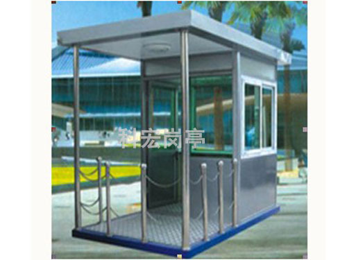 城管執(zhí)法崗?fù)?></div>特點(diǎn)<br>功能多樣<br>集執(zhí)法辦公、休息、應(yīng)急指揮、便民服務(wù)等多種功能于一體。內(nèi)部配備有辦公桌椅、文件柜、通訊設(shè)備等，方便城管隊(duì)員進(jìn)行日常辦公和案件處理。<br>有些崗?fù)み€設(shè)置了便民服務(wù)窗口，為市民提供咨詢、投訴受理等服務(wù)，同時(shí)配備急救箱、打氣筒等便民設(shè)施。<br>外觀醒目<br>一般采用鮮明的色彩和獨(dú)特的造型設(shè)計(jì)，通常以城管部門的標(biāo)準(zhǔn)色為主色調(diào)，如藍(lán)色、灰色等，上面印有城管標(biāo)識(shí)和字樣，具有較高的辨識(shí)度，能夠讓市民輕易識(shí)別，增強(qiáng)了城管執(zhí)法的公開性和透明度。<br>機(jī)動(dòng)性強(qiáng)<br>部分城管執(zhí)法崗?fù)げ捎每梢苿?dòng)設(shè)計(jì)，能夠根據(jù)實(shí)際執(zhí)法需求靈活調(diào)整位置。例如，在大型活動(dòng)現(xiàn)場(chǎng)、臨時(shí)市場(chǎng)或突發(fā)事件發(fā)生地等，可以迅速將崗?fù)げ贾玫轿?，作為臨時(shí)指揮中心或執(zhí)法據(jù)點(diǎn)，提高執(zhí)法效率。<br>配置完善<br>配備有完善的通訊、監(jiān)控和照明設(shè)備。崗?fù)?nèi)設(shè)有專用的通訊線路和對(duì)講機(jī)等設(shè)備，方便城管隊(duì)員與指揮中心及其他執(zhí)法人員保持實(shí)時(shí)聯(lián)系。外部通常安裝有監(jiān)控?cái)z像頭，可對(duì)周邊區(qū)域進(jìn)行實(shí)時(shí)監(jiān)控，為執(zhí)法提供證據(jù)，同時(shí)也起到一定的威懾作用。良好的照明系統(tǒng)確保在夜間或低光照條件下執(zhí)法工作的正常開展。<br>好處<br>提升執(zhí)法效率<br>作為基層執(zhí)法站點(diǎn)，能夠讓城管隊(duì)員更快速地響應(yīng)周邊的執(zhí)法任務(wù)，縮短到達(dá)現(xiàn)場(chǎng)的時(shí)間，及時(shí)處理各類城市管理問題，如占道經(jīng)營、亂停亂放、違法建設(shè)等，有效提高執(zhí)法效率和管理水平。<br>增強(qiáng)執(zhí)法形象<br>為城管隊(duì)員提供了一個(gè)規(guī)范、固定的執(zhí)法場(chǎng)所，有助于樹立城管執(zhí)法的專業(yè)形象，展示城管部門的良好精神風(fēng)貌，增強(qiáng)市民對(duì)城管執(zhí)法工作的認(rèn)同感和信任度。<br>便于市民監(jiān)督<br>固定的崗?fù)の恢帽阌谑忻駥?duì)城管執(zhí)法工作進(jìn)行監(jiān)督，促進(jìn)城管隊(duì)員依法依規(guī)文明執(zhí)法。同時(shí)，市民也可以方便地向崗?fù)?nèi)的城管隊(duì)員反映問題和提出建議，加強(qiáng)了城管部門與市民之間的溝通與互動(dòng)，有利于形成共建共治共享的城市管理格局。<br>保障執(zhí)法安全<br>為城管隊(duì)員在執(zhí)法過程中提供了一個(gè)相對(duì)安全的庇護(hù)場(chǎng)所，尤其是在處理一些突發(fā)情況或面對(duì)暴力抗法行為時(shí)，隊(duì)員可以及時(shí)退回到崗?fù)?nèi)避險(xiǎn)，并通過通訊設(shè)備請(qǐng)求支援，保障自身安全。<br><div style=