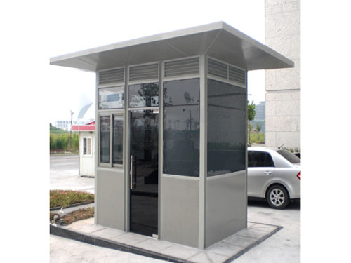 ?工地崗?fù)?></div>1. 漏水問題<br>故障現(xiàn)象：屋頂、墻體接縫或門窗處滲水，導(dǎo)致內(nèi)部設(shè)備受潮。<br>可能原因及解決：<br>屋頂防水老化：彩鋼板接縫處密封膠開裂，或鋼結(jié)構(gòu)屋頂防水層破損。<br>解決：清除舊密封膠，重新涂抹防水密封膠（如硅酮膠），并在屋頂鋪設(shè)防水卷材（如 SBS 改性瀝青卷材）。<br>門窗密封不嚴(yán)：密封條老化、變形或安裝時(shí)縫隙未填實(shí)。<br>解決：更換老化的密封條，在門窗框與墻體連接處填充聚氨酯泡沫膠，外部用密封膠封邊。<br>墻體板材破損：彩鋼板受外力撞擊后穿孔，或夾芯板接縫處開裂。<br>解決：用同材質(zhì)板材修補(bǔ)破損處，內(nèi)側(cè)用結(jié)構(gòu)膠固定，外側(cè)用防水膠帶覆蓋。<br>2. 門窗開關(guān)異常<br>故障現(xiàn)象：門窗卡頓、關(guān)不嚴(yán)或鎖具失靈。<br>可能原因及解決：<br>框架變形：崗?fù)な芡饬D壓或地基沉降導(dǎo)致框架扭曲。<br>解決：校正框架結(jié)構(gòu)，若地基沉降需重新平整地面，加裝支撐腳調(diào)整水平度。<br>五金件磨損：合頁、鎖具長(zhǎng)期使用后生銹或松動(dòng)。<br>解決：涂抹潤(rùn)滑油（如黃油）潤(rùn)滑合頁，更換損壞的鎖芯或把手，擰緊固定螺絲。<br>軌道積塵：推拉門窗軌道內(nèi)堆積灰塵、碎石，導(dǎo)致滑動(dòng)受阻。<br>解決：用毛刷清理軌道雜物，涂抹潤(rùn)滑劑（如凡士林）改善滑動(dòng)性能。<br>3. 電路故障<br>故障現(xiàn)象：照明不亮、插座沒電或設(shè)備跳閘。<br>可能原因及解決：<br>線路老化或短路：臨時(shí)布線未穿管保護(hù)，長(zhǎng)期暴曬導(dǎo)致絕緣層破損。<br>解決：重新鋪設(shè)電線，穿入 PVC 管或金屬波紋管保護(hù)，用絕緣膠帶包扎破損處，更換跳閘的空氣開關(guān)。<br>負(fù)載過載：同時(shí)使用大功率設(shè)備（如空調(diào)、電暖器）導(dǎo)致電流過大。<br>解決：分路設(shè)置電路，避免多個(gè)設(shè)備共用同一回路，加裝過載保護(hù)器（如漏電斷路器）。<br>接頭松動(dòng)：開關(guān)、插座接線端子松動(dòng)或氧化。<br>解決：斷開電源后，擰緊接線端子，清除氧化層，必要時(shí)更換老化的開關(guān)插座。<br>4. 保溫隔熱效果差<br>故障現(xiàn)象：夏季高溫、冬季寒冷，室內(nèi)溫度波動(dòng)大。<br>可能原因及解決：<br>板材保溫性能不足：彩鋼夾芯板厚度不足（如低于 50mm）或芯材為聚苯乙烯（保溫性差）。<br>解決：更換為聚氨酯夾芯板（厚度≥75mm），或在墻體內(nèi)側(cè)加裝保溫棉（如玻璃棉、巖棉）。<br>密封不嚴(yán)：門窗縫隙漏風(fēng)，導(dǎo)致冷暖空氣侵入。<br>解決：加裝密封條或擋風(fēng)條，在窗戶內(nèi)側(cè)貼保溫膜，減少熱量流失。<br><br>
	</div>

    <div style=