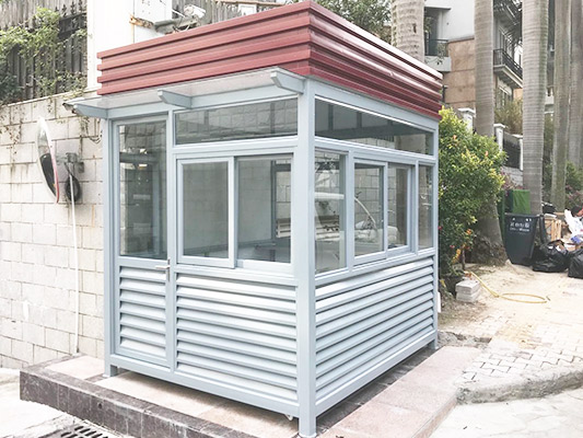 崗?fù)ぜ庸?></div>戶外崗?fù)ぶ攸c(diǎn)：耐候性<br>材質(zhì)必須防銹：鋼結(jié)構(gòu)需做 “磷化 + 噴漆” 雙重防銹，不銹鋼優(yōu)先選 304（201 材質(zhì)易在潮濕地區(qū)生銹）；<br>排水設(shè)計(jì)：底部四角設(shè)排水孔（直徑≥10mm），連接排水管引至地面；頂部防雨棚邊緣需超出崗?fù)ね鈿?5cm 以上，避免雨水順墻流下。<br>室內(nèi)崗?fù)ぶ攸c(diǎn)：空間利用率<br>內(nèi)部配件集成化：如將儲(chǔ)物柜與座椅結(jié)合，管線隱藏在墻體或地板夾層（避免外露影響美觀）；<br>材質(zhì)輕量化：可選鋁合金框架 + 防火板，無(wú)需復(fù)雜地基（直接放置在平整地面即可）。<br>成本與性價(jià)比平衡<br>短期使用（1-3 年）：可選輕鋼框架 + 彩鋼板（成本低，但耐候性一般）；<br>長(zhǎng)期使用（5 年以上）：優(yōu)先 304 不銹鋼 + 金屬雕花板（保溫 + 防銹，后期維護(hù)成本低）。<br>運(yùn)輸與安裝適配<br>小型崗?fù)ぃā?m×2m）可整體加工后運(yùn)輸（需用吊車裝卸）；<br>大型崗?fù)ぃㄈ缡召M(fèi)崗?fù)ぃ┬璺帜K加工（框架、外殼、內(nèi)飾分開運(yùn)輸），現(xiàn)場(chǎng)組裝（提前預(yù)留連接孔位，確保精度）。<br>
	</div>

    <div style=