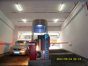 車庫崗?fù)?></div>基礎(chǔ)結(jié)構(gòu)<br>框架：不銹鋼 / 鋼結(jié)構(gòu)崗?fù)び梅焦芎附樱ū诤瘛?mm，確保承重），底部鋪防滑鋼板（或花紋鋁板，防積水打滑）；<br>門窗：主門為單開不銹鋼門（帶觀察窗），窗戶用推拉窗（鋼化玻璃，帶防盜網(wǎng)），確保開關(guān)靈活且密封性好（防雨水滲入）。<br>功能配置<br>操作臺面：內(nèi)部設(shè) 1.2m 長工作臺（不銹鋼材質(zhì)，耐腐蝕），用于放置收費(fèi)終端、打印機(jī)、對講機(jī)等設(shè)備；<br>電氣系統(tǒng)：預(yù)留 220V 電源接口（帶漏電保護(hù)器）、LED 照明（節(jié)能且亮度足夠）、排氣扇（夏季散熱，避免悶熱）；<br>附加設(shè)施：外部可裝車牌識別攝像頭（與道閘聯(lián)動）、繳費(fèi)二維碼牌；內(nèi)部可配空調(diào)安裝位（夏季降溫）、儲物柜（存放票據(jù)）。<br>防護(hù)設(shè)計(jì)<br>底部做 10cm 高防水臺（防雨水倒灌），地面鋪防水卷材；<br>外部邊角用圓弧設(shè)計(jì)（避免車輛剮蹭時(shí)損壞），頂部裝監(jiān)控?cái)z像頭（覆蓋出入口）。<br><div style=