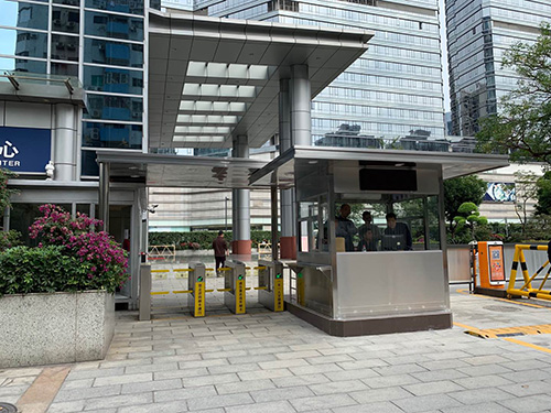 保安崗?fù)?></div>一、強(qiáng)化安全值守與管控能力<br>固定值守點(diǎn)，提升威懾力<br>崗?fù)ぷ鳛楣潭ǖ膱?zhí)勤站點(diǎn)，能讓保安人員在關(guān)鍵位置（如出入口、停車場(chǎng)、園區(qū)邊界）實(shí)現(xiàn) 24 小時(shí)值守，對(duì)潛在安全隱患（如陌生人闖入、車輛違規(guī)通行）形成視覺威懾，減少突發(fā)安全事件的發(fā)生。<br>全方位觀察，快速響應(yīng)<br>崗?fù)ぴO(shè)計(jì)通常配備大面積玻璃窗或監(jiān)控設(shè)備接口，便于保安人員實(shí)時(shí)觀察周邊環(huán)境（如人員流動(dòng)、車輛進(jìn)出），一旦發(fā)現(xiàn)異常（如爭(zhēng)吵、破壞行為）可立即介入處理，縮短響應(yīng)時(shí)間。<br>整合安防設(shè)備，提升管理效率<br>崗?fù)?nèi)可集中安裝門禁系統(tǒng)、道閘控制器、對(duì)講機(jī)、監(jiān)控顯示屏等設(shè)備，保安無(wú)需頻繁移動(dòng)即可完成 “登記 - 放行 - 記錄” 全流程，尤其適合小區(qū)、工廠等需要嚴(yán)格管控人員 / 車輛進(jìn)出的場(chǎng)景。<br>二、提升執(zhí)勤便利性與舒適性<br>遮風(fēng)擋雨，改善工作環(huán)境<br>崗?fù)楸０蔡峁┝霜?dú)立的遮蔽空間，可抵御雨雪、高溫、嚴(yán)寒等惡劣天氣（如夏季避免暴曬、冬季防風(fēng)保暖），搭配空調(diào)、取暖器等設(shè)備，能顯著提升長(zhǎng)期戶外執(zhí)勤的舒適度，減少因環(huán)境惡劣導(dǎo)致的工作效率下降。<br>集成辦公功能，便捷高效<br>內(nèi)部配備工作臺(tái)、座椅、電源接口等基礎(chǔ)設(shè)施，方便放置登記本、對(duì)講機(jī)、應(yīng)急設(shè)備（如滅火器、急救包），甚至可安裝電腦進(jìn)行信息錄入，讓執(zhí)勤、記錄、溝通等工作在崗?fù)?nèi)一站式完成，避免來(lái)回奔波。<br>臨時(shí)儲(chǔ)物與休息，保障持續(xù)值守<br>崗?fù)た勺鳛榕R時(shí)儲(chǔ)物點(diǎn)，存放制服、雨具、巡邏工具等；對(duì)于輪班制崗位，也能提供短暫休息空間，確保保安人員保持良好狀態(tài)，保障值守的連續(xù)性。<br>三、靈活適配場(chǎng)景，降低管理成本<br>模塊化設(shè)計(jì)，安裝遷移便捷<br>多數(shù)崗?fù)轭A(yù)制模塊化結(jié)構(gòu)，可根據(jù)場(chǎng)地需求快速安裝（無(wú)需復(fù)雜土建），且部分移動(dòng)崗?fù)ぃ◣л喕驙恳b置）能靈活調(diào)整位置，適合臨時(shí)活動(dòng)（如展會(huì)、賽事）或施工場(chǎng)地的動(dòng)態(tài)安防需求。<br>低成本投入，性價(jià)比高<br>相比建設(shè)固定值班室，崗?fù)さ馁?gòu)置和安裝成本更低（尤其是中小型崗?fù)?，單價(jià)從幾千到數(shù)萬(wàn)元不等），且維護(hù)簡(jiǎn)單（如更換玻璃、修補(bǔ)漆面），適合預(yù)算有限的小區(qū)、中小企業(yè)等。<br>與環(huán)境融合，兼顧功能性與美觀性<br>崗?fù)げ馁|(zhì)和造型可定制（如不銹鋼的現(xiàn)代風(fēng)、金屬雕花板的仿木紋 / 石材風(fēng)格），能與周邊環(huán)境（如景區(qū)、別墅區(qū)）協(xié)調(diào)，既滿足安防功能，又不破壞整體景觀，避免傳統(tǒng)值班室的突兀感。<br>四、明確權(quán)責(zé)邊界，規(guī)范管理流程<br>崗?fù)さ拇嬖诿鞔_了保安的執(zhí)勤范圍和責(zé)任區(qū)域，便于管理者劃分工作任務(wù)、考核工作成效；同時(shí)，作為固定的 “服務(wù)窗口”，也能讓訪客、居民快速找到執(zhí)勤人員，提升溝通效率（如咨詢引導(dǎo)、求助反饋）。<br><div style=