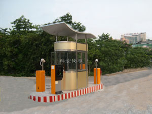 戶外崗?fù)?></div>一、安全防護(hù)：構(gòu)建公共空間的安全屏障<br>治安管理中樞<br>執(zhí)勤據(jù)點(diǎn)：在社區(qū)、商業(yè)街、交通樞紐等區(qū)域，崗?fù)榘脖Ｈ藛T提供固定執(zhí)勤點(diǎn)，通過24小時(shí)值守或巡邏聯(lián)動(dòng)，快速響應(yīng)盜竊、糾紛等突發(fā)事件。例如，某城市廣場崗?fù)づ鋫湟绘I報(bào)警系統(tǒng)，與轄區(qū)派出所實(shí)時(shí)聯(lián)動(dòng)，案件處理效率提升40%。<br>監(jiān)控集成：集成高清攝像頭、人臉識別終端等設(shè)備，形成“人防+技防”雙重保障。如學(xué)校門口崗?fù)ねㄟ^人臉識別比對黑名單人員，攔截可疑分子進(jìn)入校園。醫(yī)療救援等行動(dòng)。例如，地震后社區(qū)崗?fù)ねㄟ^廣播系統(tǒng)引導(dǎo)居民至安全區(qū)域。<br>門禁與通行管控<br>人員/車輛核驗(yàn)：通過證件查驗(yàn)、車牌識別等技術(shù)，嚴(yán)格管控區(qū)域通行權(quán)限。如寫字樓崗?fù)ひ笤L客登記并領(lǐng)取臨時(shí)通行證，防止無關(guān)人員進(jìn)入辦公區(qū)。<br>防疫管理：疫情期間，崗?fù)ぴ鲈O(shè)體溫檢測、健康碼核驗(yàn)功能，成為疫情防控的di一道防線。某工業(yè)園區(qū)崗?fù)ねㄟ^智能閘機(jī)自動(dòng)核驗(yàn)健康碼，單日通行量達(dá)2000人次且零誤差。<br>消防與安全預(yù)警<br>設(shè)備集成：部分崗?fù)づ鋫湎榔鞑模ㄈ鐪缁鹌?、消防斧）及緊急呼叫按鈕，可快速響應(yīng)初期火災(zāi)或醫(yī)療急救。異常時(shí)自動(dòng)報(bào)警。如化工園區(qū)崗?fù)z測到有毒氣體泄漏，立即觸發(fā)警報(bào)并通知疏散。<br>二、服務(wù)支持：優(yōu)化公共空間的使用體驗(yàn)<br>信息與導(dǎo)覽服務(wù)<br>一站式咨詢：在景區(qū)、商場等場所，崗?fù)ぬ峁┑貓D分發(fā)、路線指引、活動(dòng)咨詢等服務(wù)。<br>智能交互終端：部分崗?fù)ぜ捎|摸屏，提供自助查詢、在線購票等功能。如博物館崗?fù)さ腁R導(dǎo)覽系統(tǒng)，游客掃碼即可獲取展品3D模型與歷史背景。<br>收費(fèi)與交易管理<br>高效通行：停車場、高速公路收費(fèi)崗?fù)ねㄟ^ETC、移動(dòng)支付等技術(shù)，實(shí)現(xiàn)“無感收費(fèi)”，單車道通行效率提升50%以上。<br>票據(jù)與憑證管理：提供發(fā)票打印、停車小票等服務(wù)，確保交易透明。如醫(yī)院崗?fù)ぴ谑召M(fèi)后自動(dòng)生成電子發(fā)票，患者可通過短信鏈接下載。<br>便民服務(wù)集成<br>共享設(shè)備租賃：集成充電寶、雨傘、輪椅等共享設(shè)施，滿足臨時(shí)需求。<br>失物招領(lǐng)與寄存：作為臨時(shí)物品保管點(diǎn)，幫助游客解決行李寄存、遺失物品認(rèn)領(lǐng)等問題。如火車站崗?fù)ぴO(shè)置失物招領(lǐng)柜，每年歸還物品超5000件。<br>三、環(huán)境管理與城市形象提升<br>景觀融合與美化<br>設(shè)計(jì)定制化：根據(jù)場景需求采用仿古、現(xiàn)代、藝術(shù)等風(fēng)格，與周邊環(huán)境協(xié)調(diào)。<br>夜間照明功能：集成LED燈帶或投影裝置，提升夜間安全性與美觀度。如商業(yè)街崗?fù)ねㄟ^動(dòng)態(tài)燈光秀吸引客流，夜間人流量增加25%。<br>環(huán)保與可持續(xù)性<br>材料選擇：使用可回收或低污染材料（如鋁合金、玻璃鋼），減少對土地的長期占用和拆除時(shí)的二次污染。例如，某海邊景區(qū)崗?fù)げ捎?16不銹鋼，抗腐蝕性提升3倍，使用壽命延長至15年。<br>節(jié)能設(shè)計(jì)：部分崗?fù)づ鋫涮柲馨?、智能溫控系統(tǒng)，降低運(yùn)營能耗。如沙漠景區(qū)崗?fù)ねㄟ^太陽能供電，年節(jié)電量達(dá)5000度。<br>城市文化展示<br>宣傳屏集成：在崗?fù)ね饬⒚婊騼?nèi)部設(shè)置LED屏，播放公益廣告、城市宣傳片等內(nèi)容。<br>主題化設(shè)計(jì)：結(jié)合地方特色或活動(dòng)主題進(jìn)行裝飾，如春節(jié)期間崗?fù)堎N春聯(lián)、燈籠，營造節(jié)日氛圍。<br>四、多功能集成：適應(yīng)多樣化場景需求<br>智能崗?fù)さ纳墤?yīng)用<br>無人值守：通過AI攝像頭、傳感器實(shí)現(xiàn)自動(dòng)開門、繳費(fèi)、監(jiān)控等功能。例如，某園區(qū)智能崗?fù)ぶС秩四樧R別通行，夜間無需保安值守。<br>遠(yuǎn)程管理：集成物聯(lián)網(wǎng)技術(shù)，管理人員可通過手機(jī)APP實(shí)時(shí)查看崗?fù)顟B(tài)、調(diào)整設(shè)備參數(shù)。如某物流園區(qū)崗?fù)さ臏貪穸葌鞲衅鲾?shù)據(jù)直接上傳至云端，異常時(shí)自動(dòng)報(bào)警。<br>特殊場景定制<br>極端環(huán)境適配：在高原、極寒地區(qū)，崗?fù)げ捎帽夭牧?、抗風(fēng)結(jié)構(gòu)設(shè)計(jì)。<br>移動(dòng)式崗?fù)ぃ翰捎猛蠏焓交蚰K化設(shè)計(jì)，滿足臨時(shí)活動(dòng)、展會等場景需求。<br><br>
	</div>

    <div style=