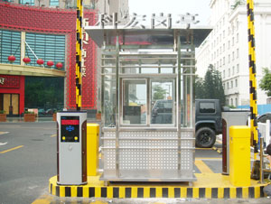 停車場(chǎng)收費(fèi)崗?fù)?></div>一、結(jié)構(gòu)穩(wěn)固性保障<br>材質(zhì)選擇與加固<br>主體框架：采用高強(qiáng)度碳鋼方通、不銹鋼或鋼結(jié)構(gòu)焊接，確保抗風(fēng)壓能力。例如，使用80×80mm大口徑鋅合金鋁材框架，可抵抗12級(jí)以上強(qiáng)風(fēng)。<br>外墻與屋頂：選用環(huán)保彩鋼夾芯板、鍍鋅鋼板或金屬雕花板，填充聚苯乙烯泡沫板或巖棉，增強(qiáng)保溫隔熱性能的同時(shí)，提升結(jié)構(gòu)整體穩(wěn)定性。<br>地基處理：崗?fù)ぐ惭b前需對(duì)地面進(jìn)行硬化處理（如澆筑混凝土），確保地基平整堅(jiān)實(shí)，防止因地面沉降導(dǎo)致崗?fù)A斜或損壞。<br>防風(fēng)防震設(shè)計(jì)<br>在臺(tái)風(fēng)多發(fā)地區(qū)，崗?fù)ば柰ㄟ^結(jié)構(gòu)加固（如增加斜撐、錨固螺栓）或采用輕質(zhì)高強(qiáng)度材料，降低風(fēng)載影響。<br>地震活躍區(qū)需符合當(dāng)?shù)乜拐鹪O(shè)計(jì)規(guī)范，如采用柔性連接或減震裝置，減少地震波對(duì)崗?fù)さ钠茐摹?br>二、電氣安全防護(hù)<br>規(guī)范布線與接地<br>線路敷設(shè)：所有電線需穿金屬管或阻燃PVC管保護(hù)，避免線路裸露引發(fā)短路或觸電風(fēng)險(xiǎn)。<br>接地保護(hù)：崗?fù)そ饘偻鈿?、配電箱等需可靠接地，接地電阻?yīng)小于4Ω，防止漏電傷人。<br>漏電保護(hù)裝置：安裝漏電斷路器（RCD），當(dāng)檢測(cè)到漏電電流超過30mA時(shí)自動(dòng)切斷電源，保障人員安全。<br>設(shè)備選型與維護(hù)<br>電器元件：選用符合國(guó)家標(biāo)準(zhǔn)的插座、開關(guān)、燈具等，避免使用劣質(zhì)產(chǎn)品導(dǎo)致火災(zāi)或觸電。<br>定期檢查：每月檢查線路老化、插座松動(dòng)等問題，及時(shí)更換損壞部件；每年由專業(yè)電工進(jìn)行全面電氣安全檢測(cè)。<br>三、消防安全措施<br>防火材料與配置<br>內(nèi)飾材料：墻面、地面采用防火板或防潮板，阻燃等級(jí)需達(dá)到B1級(jí)以上，延緩火勢(shì)蔓延。<br>滅火器材：崗?fù)?nèi)配備2kg干粉滅火器，并定期檢查壓力值，確保有效期內(nèi)可用。<br>煙霧報(bào)警器：安裝獨(dú)立式光電感煙火災(zāi)探測(cè)報(bào)警器，煙霧濃度超標(biāo)時(shí)自動(dòng)發(fā)出警報(bào)，提醒人員撤離。<br>疏散通道與標(biāo)識(shí)<br>出口設(shè)計(jì)：崗?fù)らT應(yīng)向外開啟，寬度不小于0.8米，確保緊急情況下人員快速疏散。<br>應(yīng)急照明：配備應(yīng)急照明燈，斷電后可持續(xù)工作至少90分鐘，指引人員安全撤離。<br>安全標(biāo)識(shí)：在崗?fù)?nèi)張貼“禁止吸煙”“滅火器位置”等警示標(biāo)識(shí)，提高人員安全意識(shí)。<br>四、人員操作規(guī)范培訓(xùn)<br>安全操作流程<br>收費(fèi)系統(tǒng)操作：培訓(xùn)收費(fèi)員正確使用收費(fèi)軟件、掃碼設(shè)備，避免因誤操作導(dǎo)致系統(tǒng)故障或數(shù)據(jù)丟失。<br>設(shè)備啟停順序：規(guī)定空調(diào)、照明、電腦等設(shè)備的開機(jī)順序（如先開總電源，再逐個(gè)啟動(dòng)設(shè)備），防止電流沖擊損壞電器。<br>應(yīng)急處理流程：制定火災(zāi)、觸電、暴力沖突等突發(fā)事件的應(yīng)急預(yù)案，定期組織演練，確保收費(fèi)員熟悉處置步驟。<br>個(gè)人防護(hù)裝備<br>防靜電服：在干燥環(huán)境中，收費(fèi)員需穿戴防靜電工作服，減少靜電引發(fā)火災(zāi)的風(fēng)險(xiǎn)。<br>防護(hù)手套：操作金屬部件或清潔崗?fù)r(shí)佩戴絕緣手套，防止劃傷或觸電。<br>五、環(huán)境適應(yīng)性優(yōu)化<br>防雷擊措施<br>在雷暴多發(fā)地區(qū)，崗?fù)ば璋惭b避雷針或避雷帶，并通過引下線與接地裝置連接，確保雷電流安全導(dǎo)入大地。<br>定期檢測(cè)防雷裝置接地電阻，確保其符合規(guī)范要求（一般不大于10Ω）。<br>防潮防霉處理<br>通風(fēng)設(shè)計(jì)：崗?fù)ろ敳堪惭b排氣扇，底部設(shè)置通風(fēng)口，形成空氣對(duì)流，降低內(nèi)部濕度。<br>防潮材料：內(nèi)飾采用防潮板或鋁塑板，避免因潮濕導(dǎo)致材料發(fā)霉、腐爛。<br>定期清潔：每周清潔崗?fù)?nèi)部灰塵，防止潮濕環(huán)境滋生細(xì)菌或蟲害。<br>六、智能化監(jiān)控與預(yù)警<br>遠(yuǎn)程監(jiān)控系統(tǒng)<br>安裝高清攝像頭，實(shí)時(shí)監(jiān)控崗?fù)?nèi)外情況，并通過5G/WiFi將視頻數(shù)據(jù)傳輸至管理平臺(tái)，便于遠(yuǎn)程查看。<br>配置智能分析功能，如人臉識(shí)別、行為檢測(cè)，自動(dòng)識(shí)別異常行為（如打架、破壞設(shè)備）并觸發(fā)報(bào)警。<br>環(huán)境監(jiān)測(cè)傳感器<br>集成溫濕度傳感器、煙霧傳感器、水浸傳感器等，實(shí)時(shí)監(jiān)測(cè)崗?fù)?nèi)部環(huán)境參數(shù)。<br>當(dāng)參數(shù)超標(biāo)時(shí)（如溫度過高、煙霧濃度超限），系統(tǒng)自動(dòng)推送預(yù)警信息至管理人員手機(jī)，及時(shí)采取措施。<br>七、定期維護(hù)與檢查<br>日常檢查<br>每日巡查：收費(fèi)員上崗前檢查崗?fù)そY(jié)構(gòu)、電氣線路、滅火器等是否正常，發(fā)現(xiàn)問題立即上報(bào)。<br>記錄臺(tái)賬：建立維護(hù)記錄表，詳細(xì)記錄檢查時(shí)間、內(nèi)容、發(fā)現(xiàn)問題及處理結(jié)果，便于追溯管理。<br>專業(yè)維護(hù)<br>季度維護(hù)：每季度由專業(yè)團(tuán)隊(duì)對(duì)崗?fù)そY(jié)構(gòu)、電氣系統(tǒng)、消防設(shè)備進(jìn)行全面檢查和維護(hù)。<br>年度檢測(cè)：每年委托第三方機(jī)構(gòu)進(jìn)行安全評(píng)估，出具檢測(cè)報(bào)告，確保崗?fù)し习踩珮?biāo)準(zhǔn)。<br><div style=